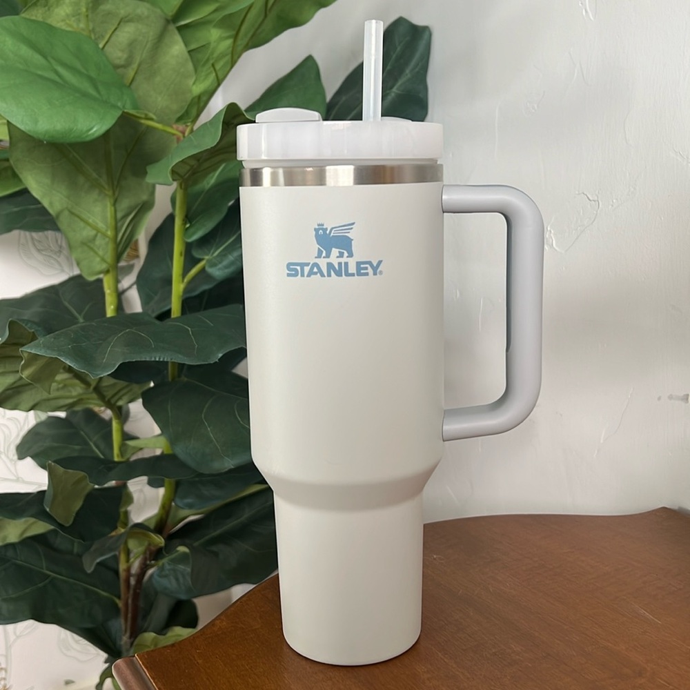 Stanley Quencher Flowstate Tumbler 40 oz, color- fog, EUC